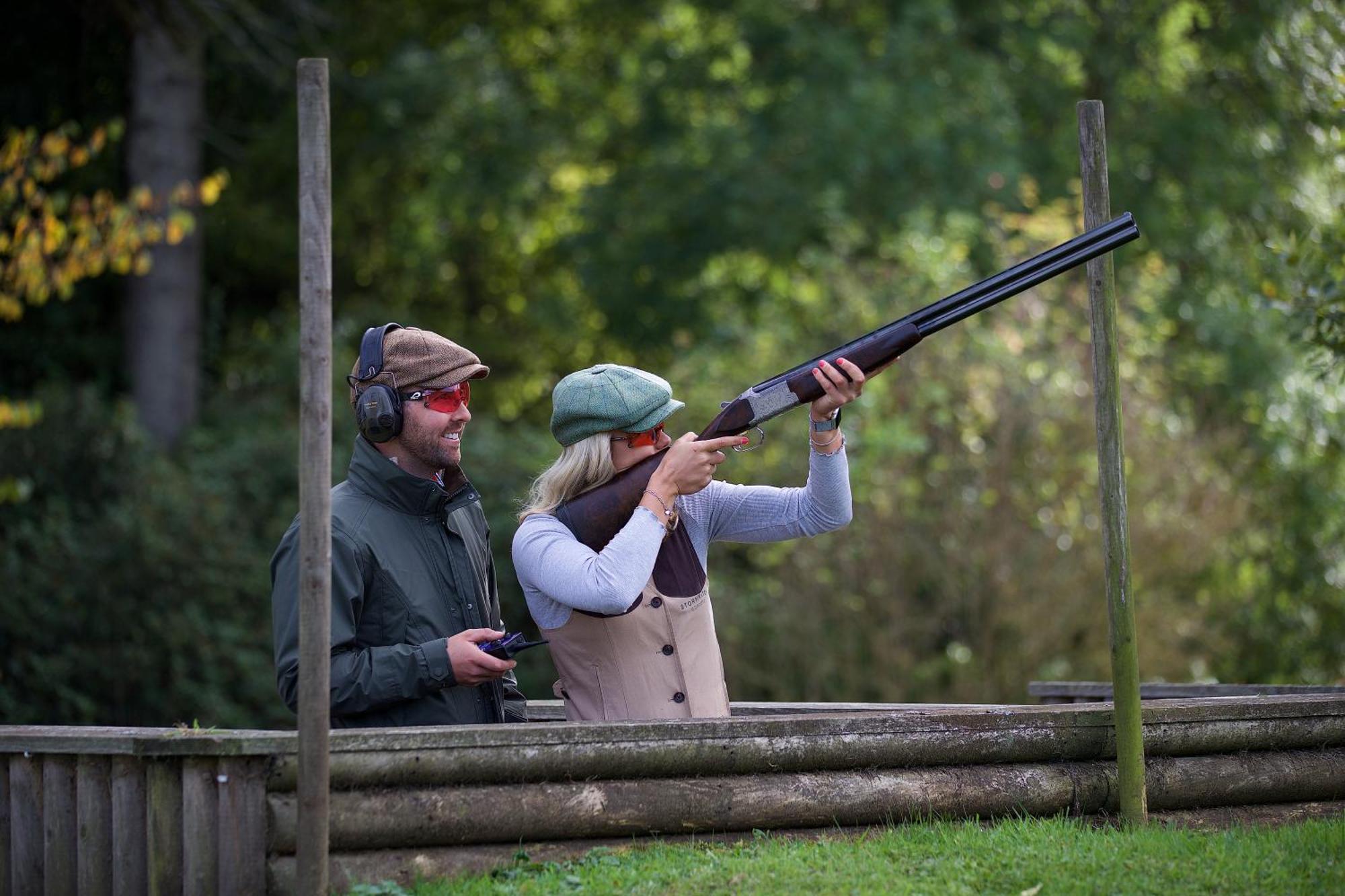 SCHLOSS Roxburghe Hotel Exterior foto A woman shooting with a shotgun
