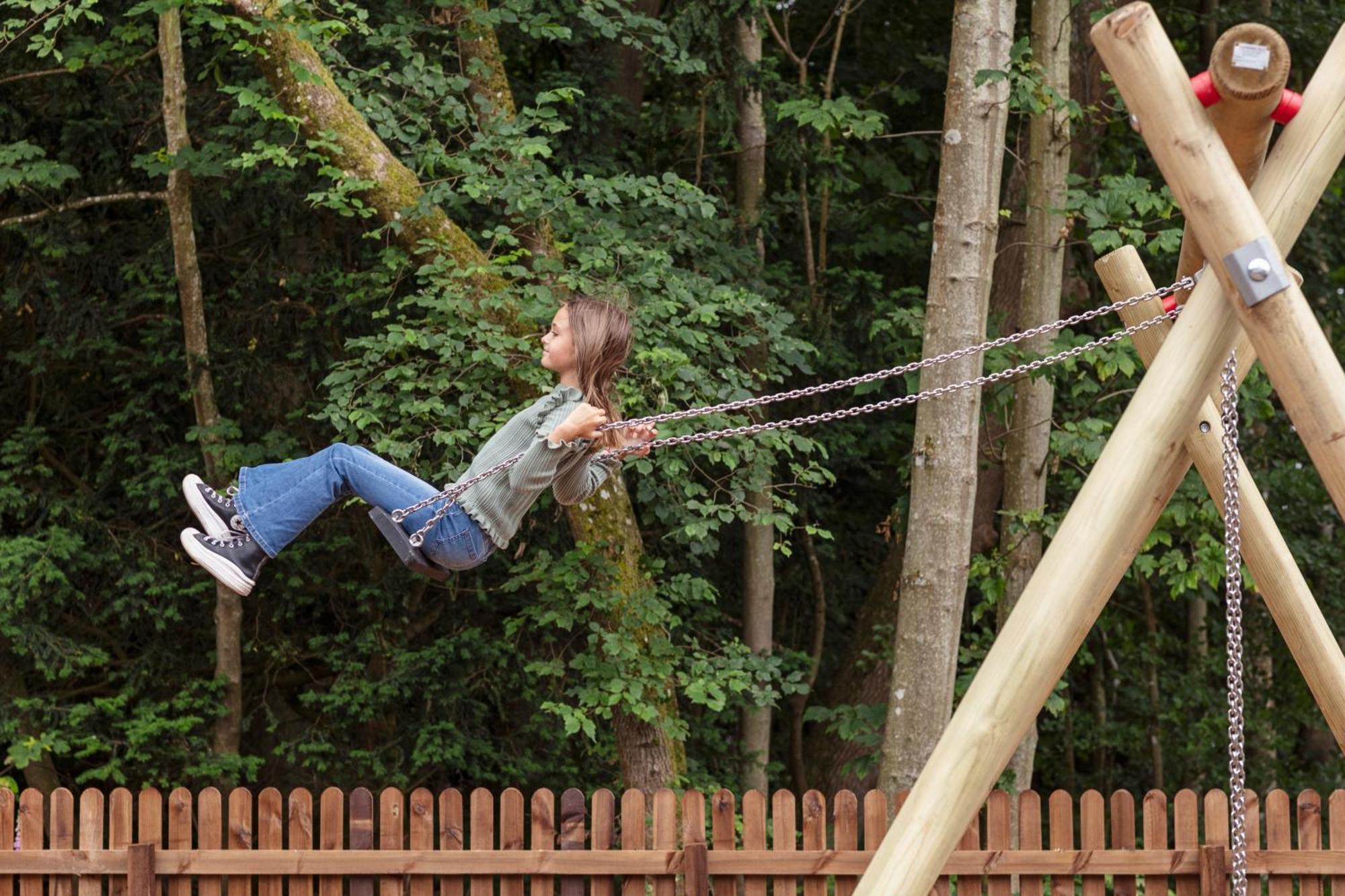 SCHLOSS Roxburghe Hotel Exterior foto A child on a swing